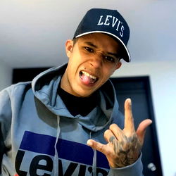 Andres Vlz: A Tattooed Rapper Showcasing His Style