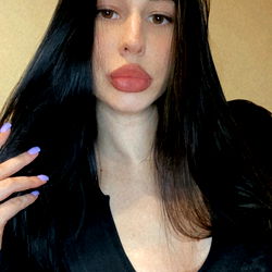 Alyssa Jus | Alyssa Jus is a model who regularly shares her beauty and style with her followers on Instagram. She's known for her fashion-forward looks and confident personality.