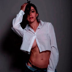 OnlyFans model AgosPieroni poses for a photoshoot, showcasing her unique style and confidence. 📸