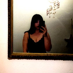 Ariana's Artful Mirror Moment