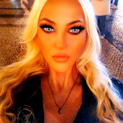 Angelina Hart, Eyeliner Enthusiast