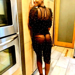 Asha, OnlyFans Model in Florida, Poses Seductively for Photo