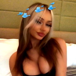 OnlyFans Model Alice in Melbourne: A Photoshoot for the Social Media Age