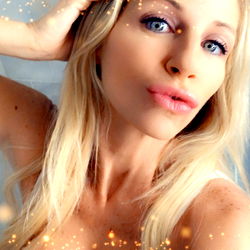 MiaKinkDD: Glamorous OnlyFans Model Posing