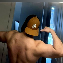 88TXTop Showing His Physique