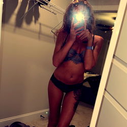 Lola, OnlyFans Model, Posing in Mirror for Selfie