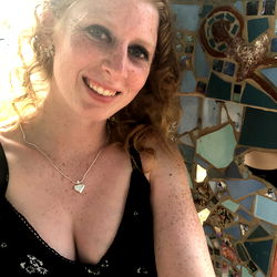 Am Marie, a young woman with vibrant style.