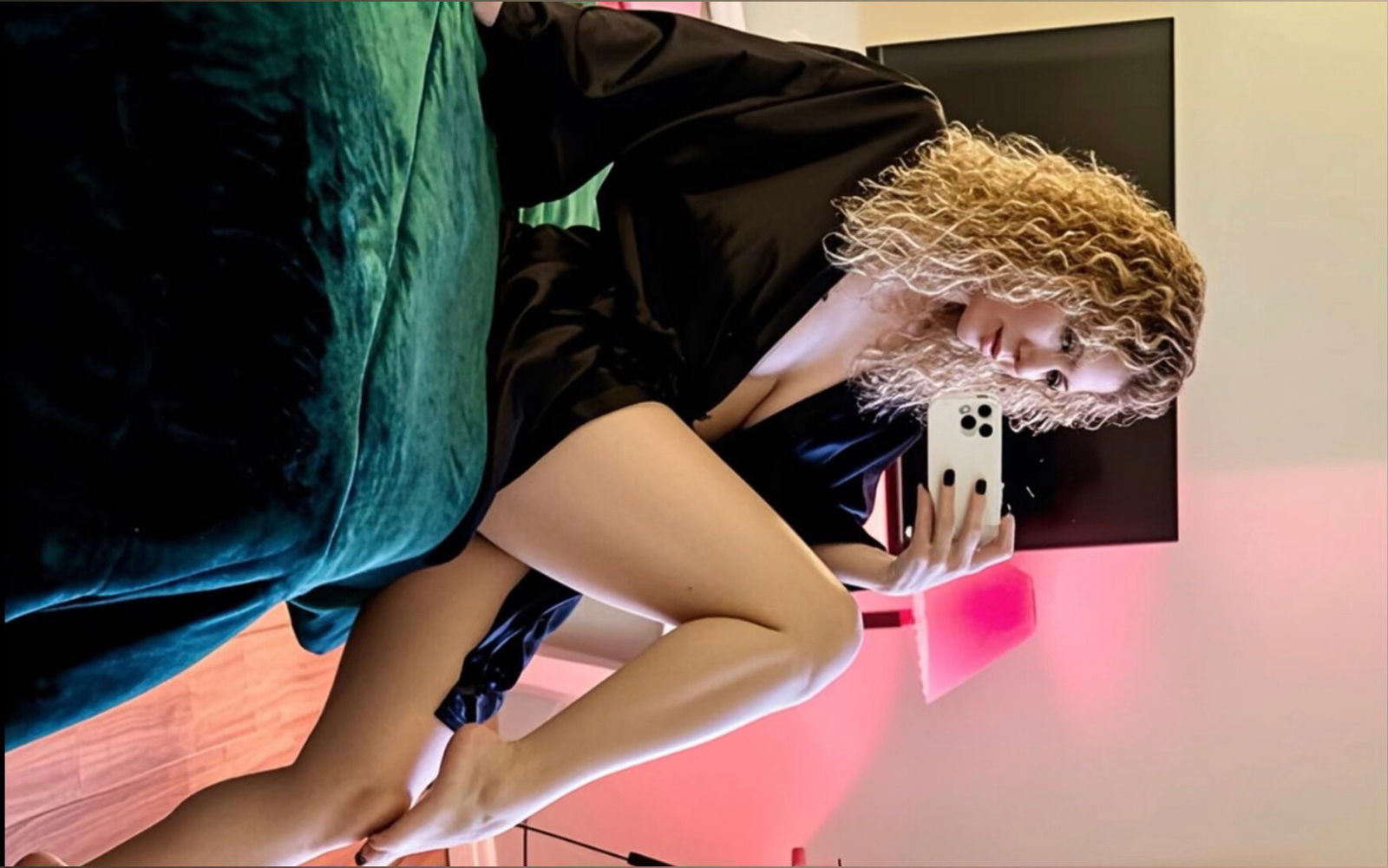 Ⓜ️🅘🅛🅕 🅔🅛🅔🅒🅣🅡🅐 photo