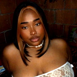 Ale❤️, 25 years old model from Colombia, posing in a revealing outfit.