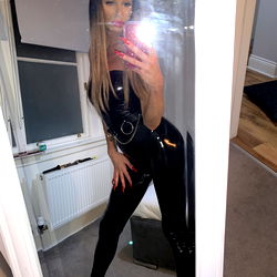 Abbey Reign: Glamorous and Elegant OnlyFans Model in a Chic Black Outfit 👸‍♀️🇬
