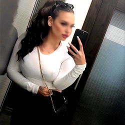 Annasweetest in the restroom mirror