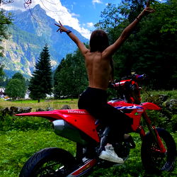 Alisbrois, a Model in Nature