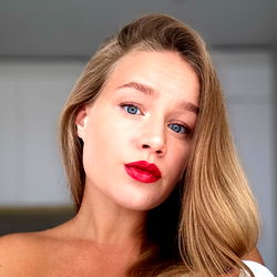 Model Nika 🍓: Red Lipstick and Beach Hair