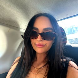 Onlyfans Model G⚡️ Poses in Car