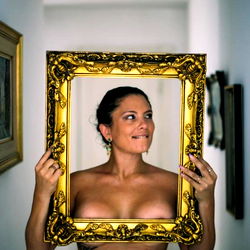 Model in an Art Gallery