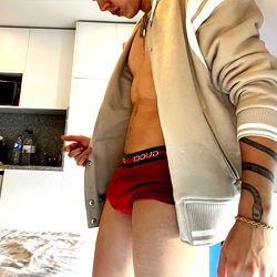 OnlyFans Model Juli Cesar Assis Showcasing Confidence and Style