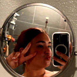 Ashley, the Playful and Chic Instagrammer