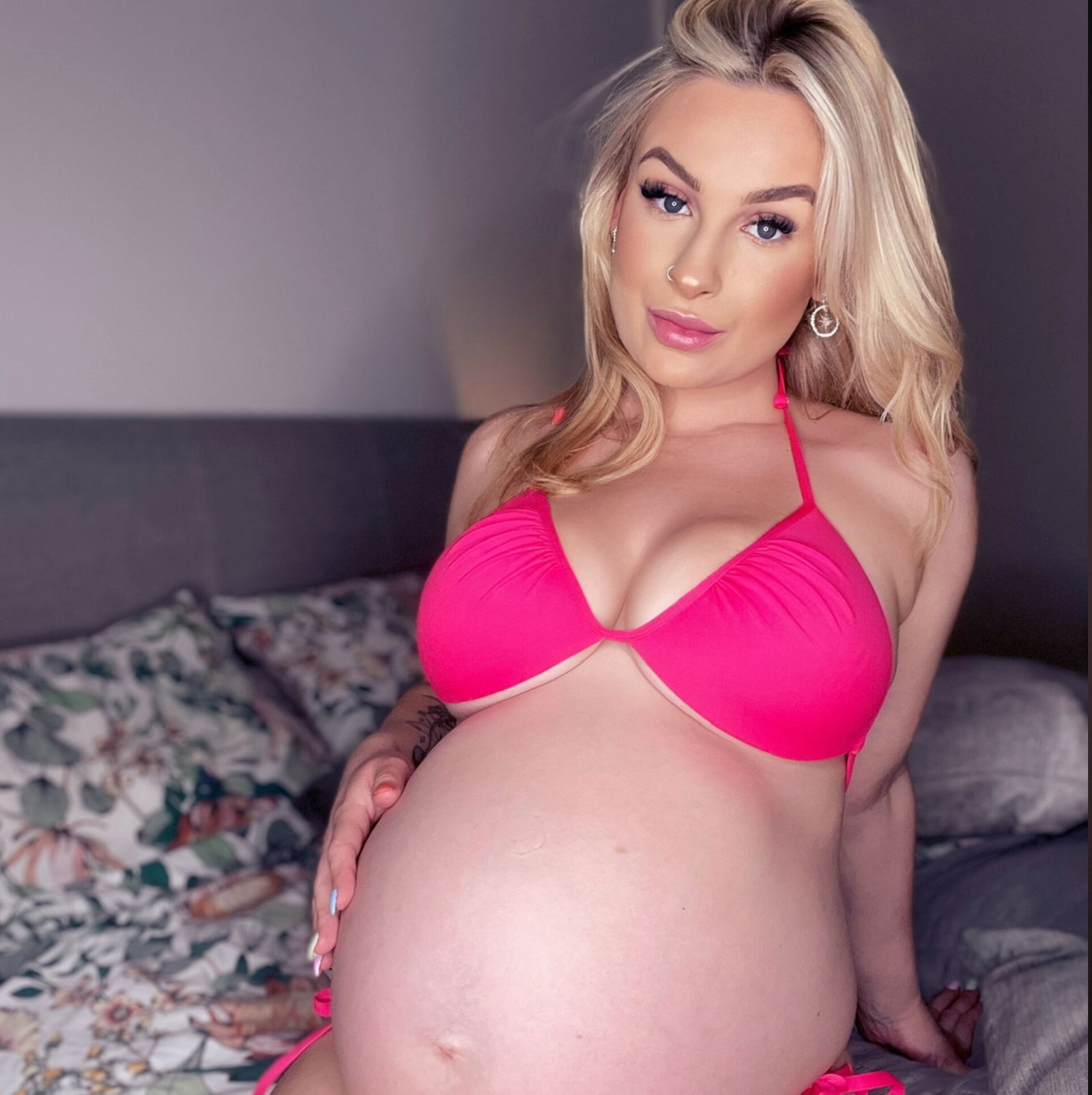 Pregnant Layla photo