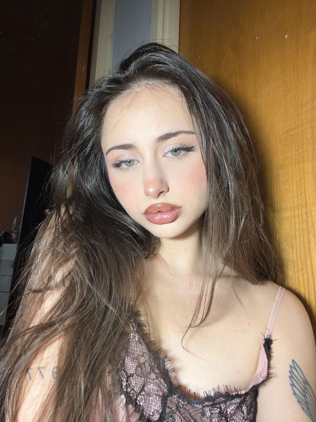 Elizabeth Lynn photo