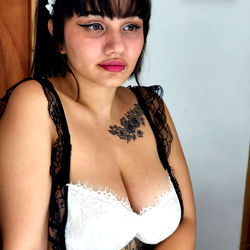 Agatha Spencer, a Medellín-based model with striking features and a captivating gaze.