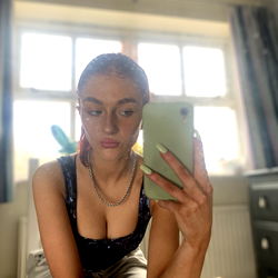 Charlie Reed: UK OnlyFans Model Capturing Herself in Mirror