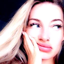 Anรญta Mรกney photo