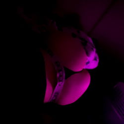 грязная брюнетка photo