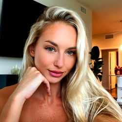 Taylor Gallo 🌸 photo