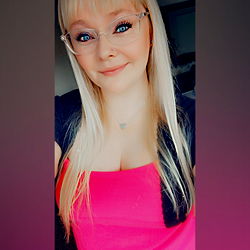 Blonde and Pink, Onlyfans Model - KelC