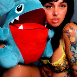 Araxie Langley: PNW's Playful Vixen