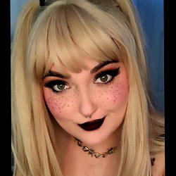 Roxy Munroe - Gothic Fashion