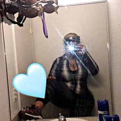 SB <3 poses in front of mirror with reflection of handbag