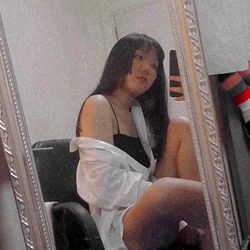 Aday, a young woman in a mirror selfie
