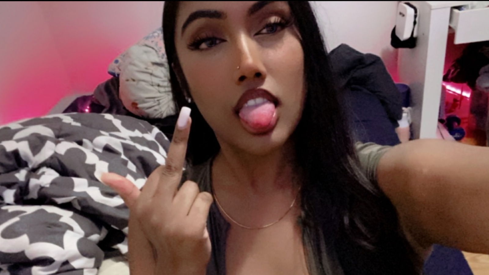 𝑨𝒚𝒆𝒔𝒉𝒂 𝑻𝒉𝒂 𝑮𝒐𝒅 👑 photo