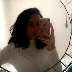 Lauryn, a young woman in Manchester capturing a selfie moment.