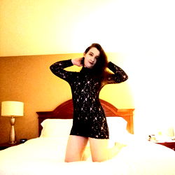 Aura_Rose_Free, an Onlyfans Model in a Stylish Hotel Room