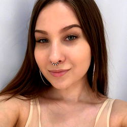 Alice, a Washington model posing for the camera