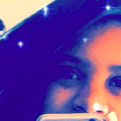 Queen~Mymy๐ in a Blurry Close-up