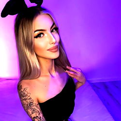 Model in a Bunny Costume, 🐍 𝕆𝕝𝕚𝕧𝕚𝕒 🐍