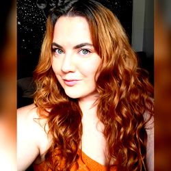 Model Ali in a candid selfie