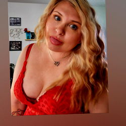 Missouri-based OnlyFans Model Poses for Photoshoot