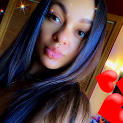 FriskyyFeet 👣 from Chicago, IL - A Model with Love in Her Eyes