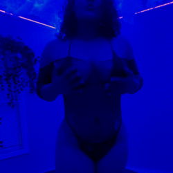 Mami Lina's Blue-lit Bikini Photoshoot