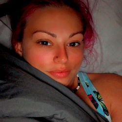 Mari, a captivating young woman from Texas, shares her cozy late-night moment with us. She exudes confidence and warmth in this intimate setting.