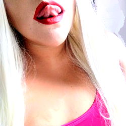 Venomitty Model: Exotic Beauty, Red Lips, White Wig