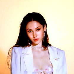 𝐋𝐈𝐋𝐘 𝐋𝐎𝐍𝐆 photo