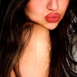 Ana's Vibrant Summer Look