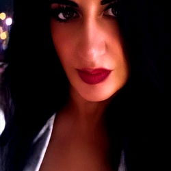 Vivid Model AliG44444