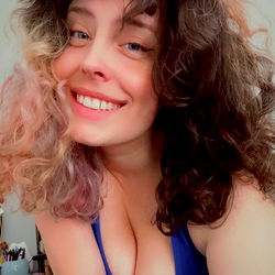 Happy OnlyFans Model Aurelia Moonshade Sharing Her Day