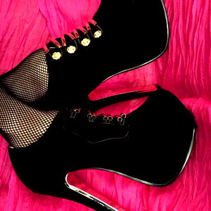 Lady of black crystal photo